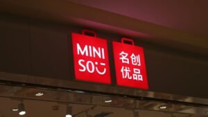 a red sign that says mini sou in two languages