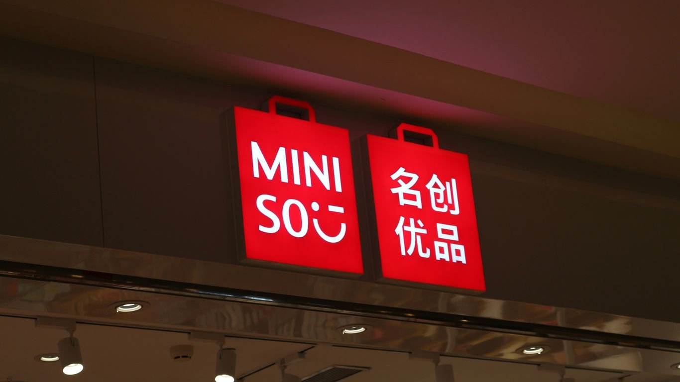 a red sign that says mini sou in two languages