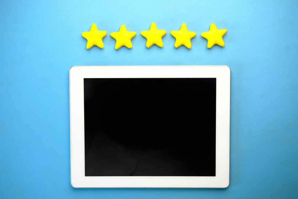 A customer reading a business rating on a smartphone, the starting point for deleting a Google review in Singapore.
