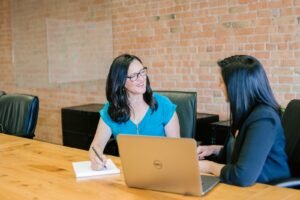 Business owner meeting an SEO consultant to discuss hiring an SEO company